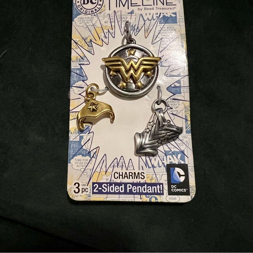 Wonder Woman 2-sided Pendant with bonus Charms